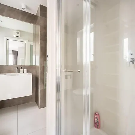 Luxury Sea View In Prime Location Apartment *