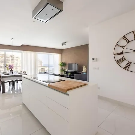 Luxury Sea View In Prime Location Apartment