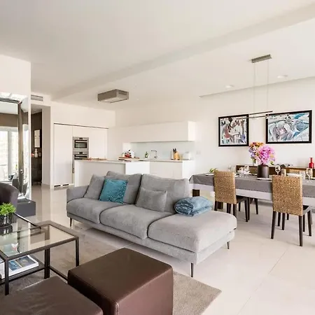 Luxury Sea View In Prime Location Apartment