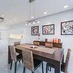 Luxury Sea View In Prime Location Lägenhet