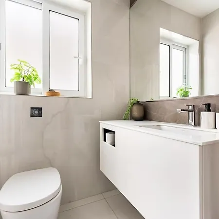 Luxury Sea View In Prime Location Apartment *