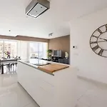 Luxury Sea View In Prime Location شقة